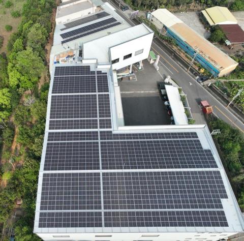 昕陽/領航太陽能發電 周特助 - 后里鐵皮廠房屋頂投資設置太陽能光電系統,屋頂平鋪型太陽光電,綠色工廠,綠電,自發自用型光電系統,太陽能發電賣台電,節能減碳,碳權,碳關稅
