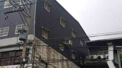 焌宏統編60749693 - 新莊案：屋頂加蓋，室內裝潢板，加裝直卡門製作，裡面忘了拍超漂亮的。