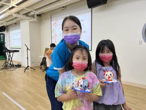 張宜庭 - 在教會裡面當老師帶兒童主日的小朋友們，小朋友年紀大概是4-12之間。