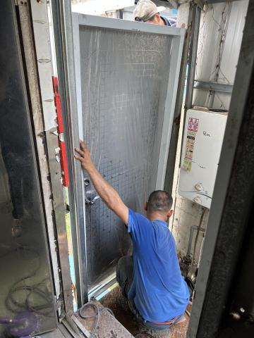 沈世雄 - 白鐵門安裝