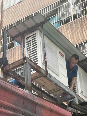 飛宏冷氣空調 - 室外機在屋頂上