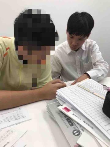 許瑋哲 - 於補習班1對1學生輔導實拍