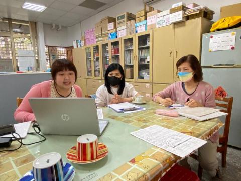 林語婕 - 進行分組合作學習教學演示的說議課會議