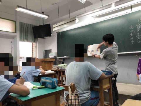 許瑋哲 - 於新北市正德國中課後「補救教學」課堂上課實拍