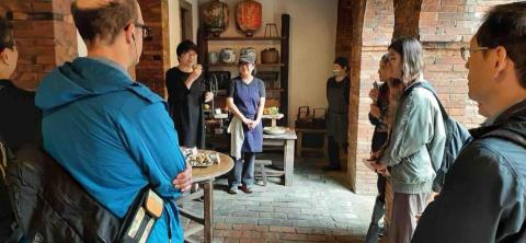 Joe Cho - 2023 年 ICOM-CAMOC event, interpreting for International Community of Museum - City Museum Workshop

Photo credit: 源古本舖粉絲團 Gu Gallery Facebook page 