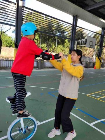 王詩晴 - 協助學生站立滑行