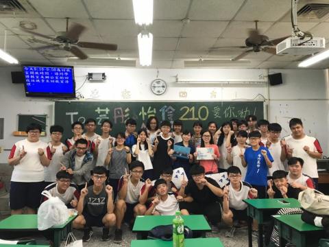 林芸彤（化學理化家教） - 於斗六高中服務時與學生的合照