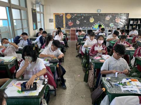 林芸彤（化學理化家教） - 帶國中部學生上課實作