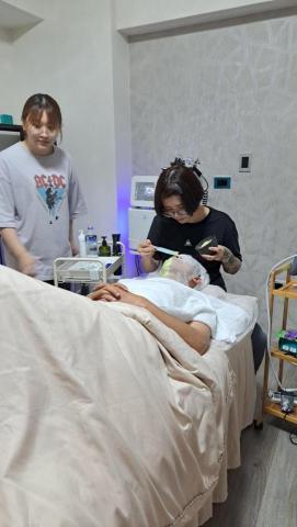 Ailsa科學美容教學 - 軟膜操作實作中