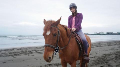 Dylan - 外拍。少女騎馬的英姿。
拍攝器材：Sony ZV-E10；FE16-50mm F3.5-5.6