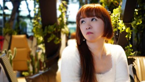 Dylan - 外拍。若有所思的女孩。
拍攝器材：Sony ZV-E10；FE18-105mm F4.0