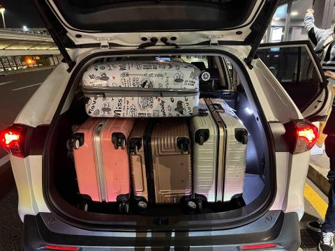 機場接送、包車服務、小型商品運送 - 可載四個29吋行李箱