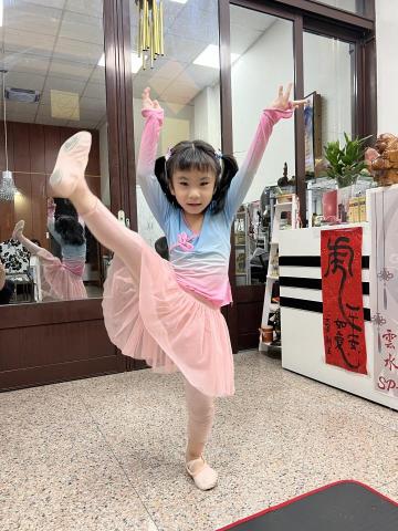 鳳嫚飛舞藝團 - 家教兒童中國舞課程