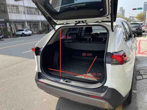 機場接送、包車服務、小型商品運送 - 可放置大尺寸行李箱