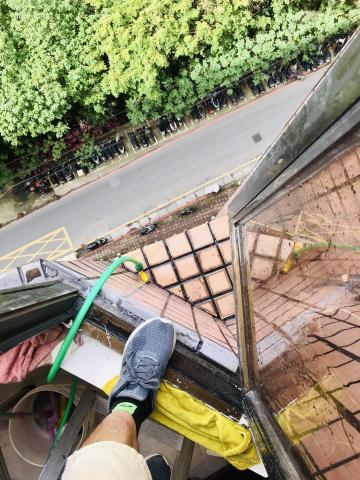 旭哥職人專業清潔 - 汐止某大樓10樓窗玻清洗