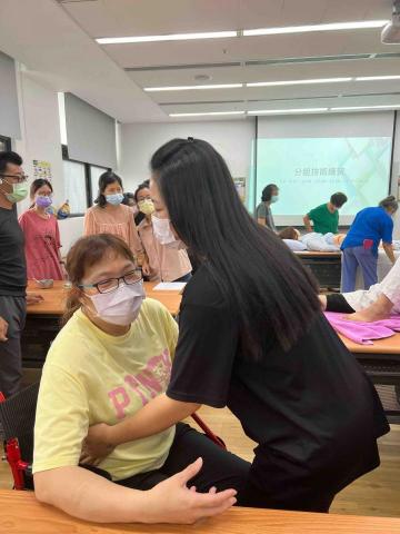 葉葉居家照顧服務 - 照顧實務指導員