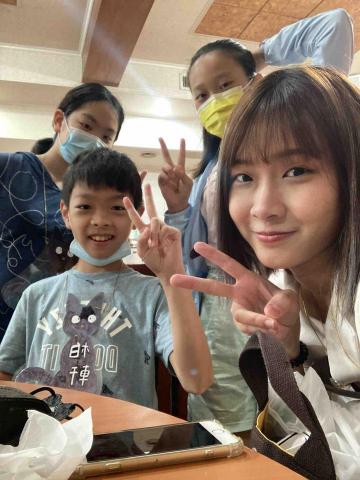 陳亭云 - 管樂團夏令營與孩子合照