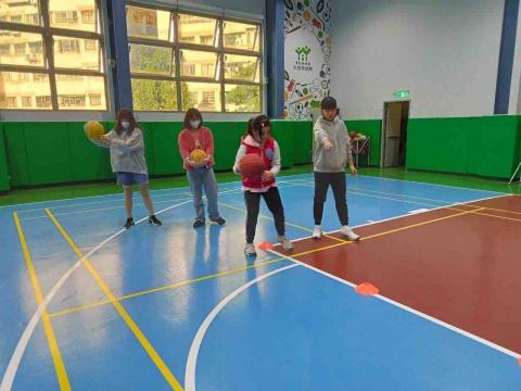 古寶誼 - 圖中 灰色衣服的是我