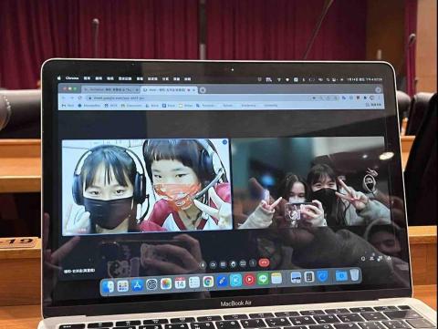 廖郁涵 - 於學校扶輪社擔任志工，教偏遠地區弱勢學生英文