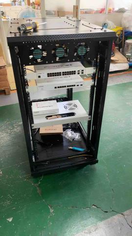 奇酷科技有限公司 - 中型落地型機櫃建置