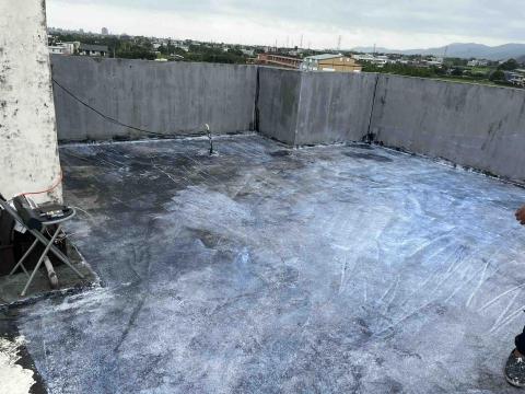 頂漆工程 - 清洗過後等地板乾燥後上第一層底漆