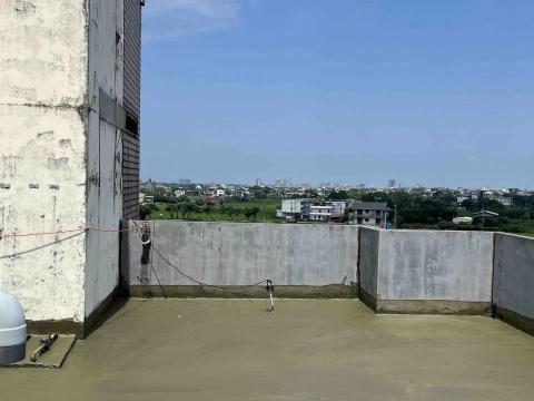 頂漆工程 - 第一層彈泥曬乾後上第二層彈泥（增加厚度）