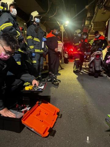 大台北開鎖班 - 半夜獨居老人在屋內暈倒，配合警消破門