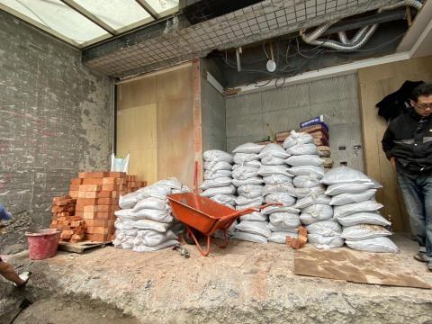 蔡昇峰 - 砌磚牆、鋪磁磚....等，泥作施工注重垂直水平、工法、工序、水泥及砂調配比例。