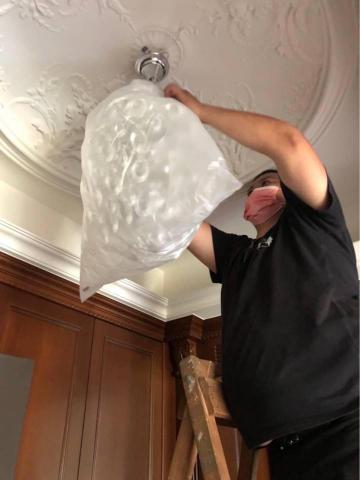 大愛日式專業搬家倉儲公司 - 師傅小心翼翼拆卸水晶燈組