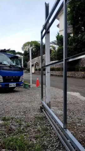 賴先生 - 圍牆的欄桿