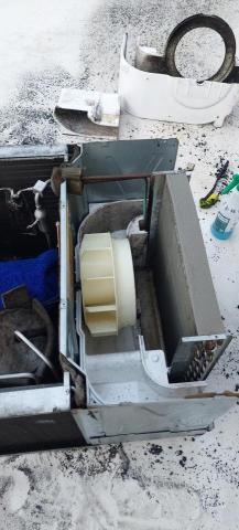 勝裕水電維修行 - 窗型冷氣清洗