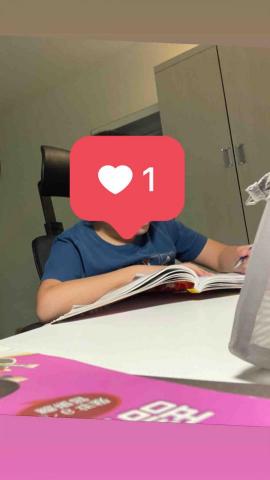 一對一家教-劉老師 - 學生課堂中認真答題（為保護學生肖像權，已遮蔽）