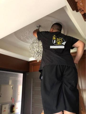 大愛日式專業搬家倉儲公司 - 水晶吊燈（拆卸前）