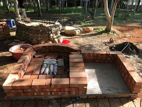 劉師傅 居家泥作 - 【自然建築 特殊工法】環保意識抬頭，就地取材消滅不可再利用的塑膠，結合水泥打造戶外柴火窯！