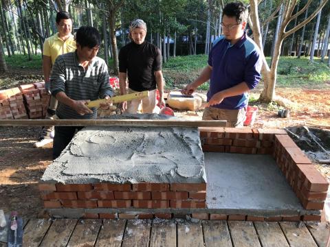 劉師傅 居家泥作 - 【自然建築 特殊工法教學】- 透過工具使水泥抹的更平整，以利後續柴燒窯更美觀，每一個看不到的細節也會細心處理～