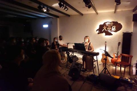 林怡君 - 在女巫店演出自己的創作