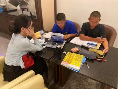 呂老師 - 在課餘時間，指導學生，解決疑惑