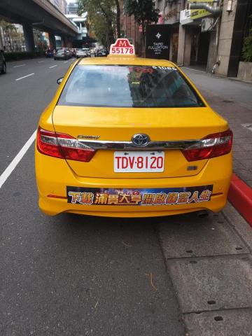 輝哥計程車服務 - 車輛後面