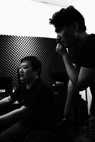 牛步音樂工作室 - 工作照-與執行製作人溝通錄音狀況 牛步音樂工作室 - 工作照-與執行製作人溝通錄音狀況