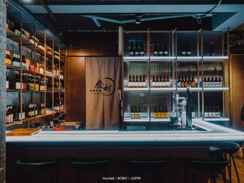 鳴翔木作 - 名稱：餐酒館
2樓吧檯採用透光石處理，整間店風格則是用大量燒杉鏽鐵，以黑色系為基調透漏出高貴典雅的風格