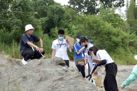 林羿融 - 學科能力競賽培訓營指導高中生進行地質調查