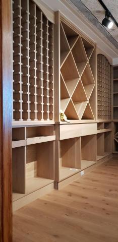 鳴翔木作 - 名稱:實木酒櫃
工種:內部採不斷電恆溫恆濕系統，隔間皆為隔熱隔音，櫃體採用實木油漆處理