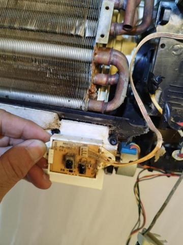 詹宗元 - 機板佈滿灰塵(易短路故障),清洗時會一併清理。 詹宗元 - 機板佈滿灰塵(易短路故障),清洗時會一併清理。