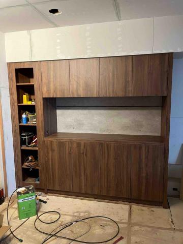 築家室內裝潢工程 - 專屬張宅的 收納櫃兼咖啡吧台 都是業主自己找自己喜歡的感覺下去 訂做的 
面材 透心樂維板 好清潔抗菌  耐磨 
       包括 上櫃下櫃做收納 
       左邊收納櫃  留框 莰入海棠玻璃的透明感
             看起來舒服 築家室內裝潢工程 - 專屬張宅的 收納櫃兼咖啡吧台 都是業主自己找自己喜歡的感覺下去 訂做的 
面材 透心樂維板 好清潔抗菌  耐磨 
       包括 上櫃下櫃做收納 
       左邊收納櫃  留框 莰入海棠玻璃的透明感
             看起來舒服