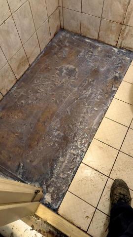 品瀚拆除工程 - 浴缸拆除清理完成，上防水底漆，等乾，在上防水塗料