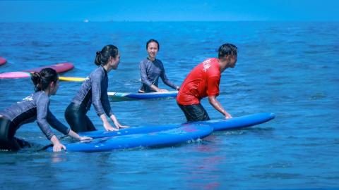 LANG 浪浪衝浪教室 - 帶學生觀察海流、講解海浪的原理。