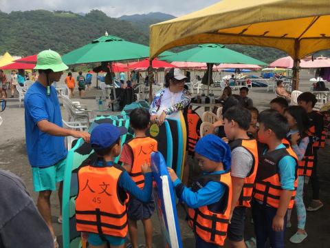 LANG 浪浪衝浪教室 - 教學過程十分注重學員安全，玩得開心又安全。