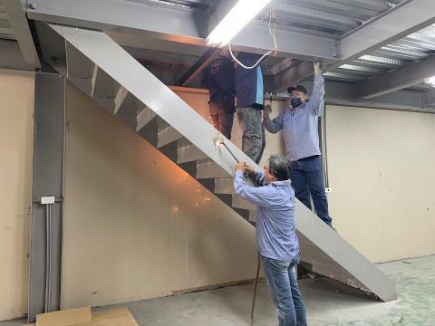 汎誠溢科技工程有限公司 - 原建設公司在三樓設計2個樓梯
業主請我司將1個樓梯拆除 