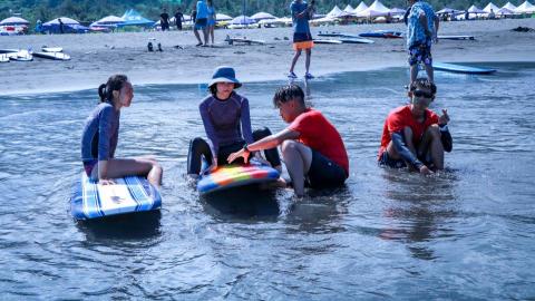 LANG 浪浪衝浪教室 - 下課後的動作講解。