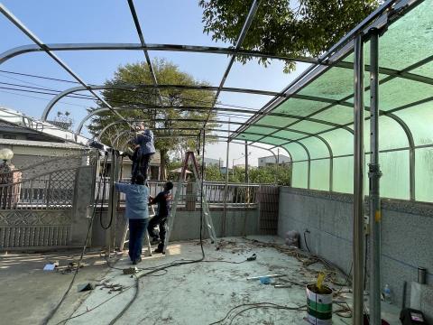 汎誠溢科技工程有限公司 - 業主家中原採光罩為淺綠色部分
業主希望能將另一邊的採光罩業做出來呈現車庫空間